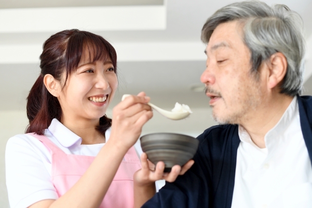 食事介助の方法を解説 食事前の声かけや正しい姿勢が重要 介護のお仕事お役立ち情報 ジョブトル介護