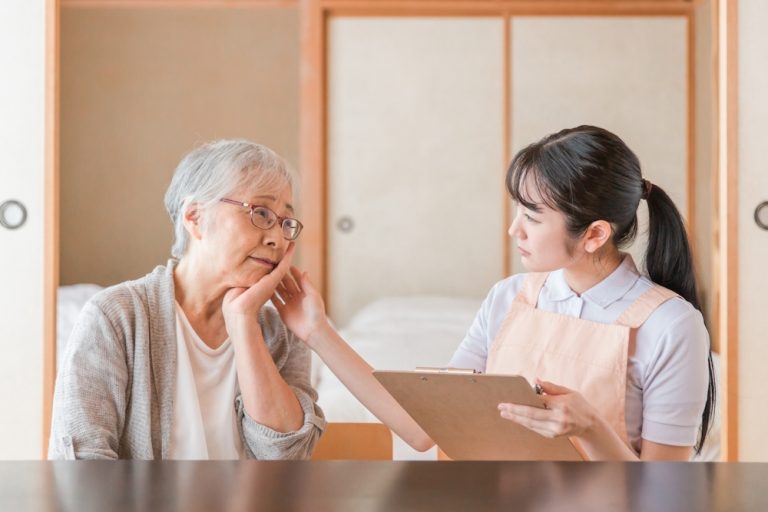 介護職で利用者にイライラするのはどんなとき？アンガーマネジメントの方法についても解説